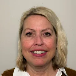 En person med blondt hår