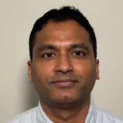 En mann med kort hår