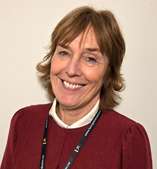 En person som smiler til kameraet