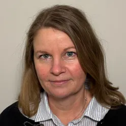 En kvinne med langt hår