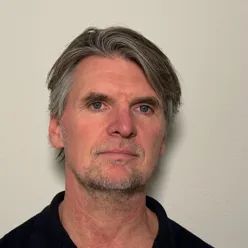 En mann med grått hår