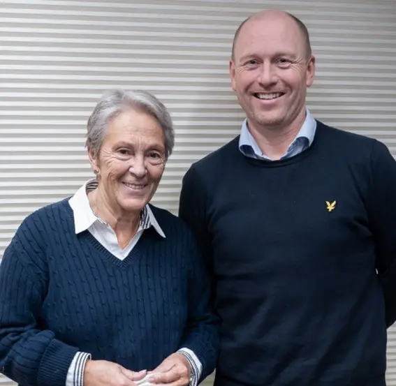 En mann og en kvinne som smiler