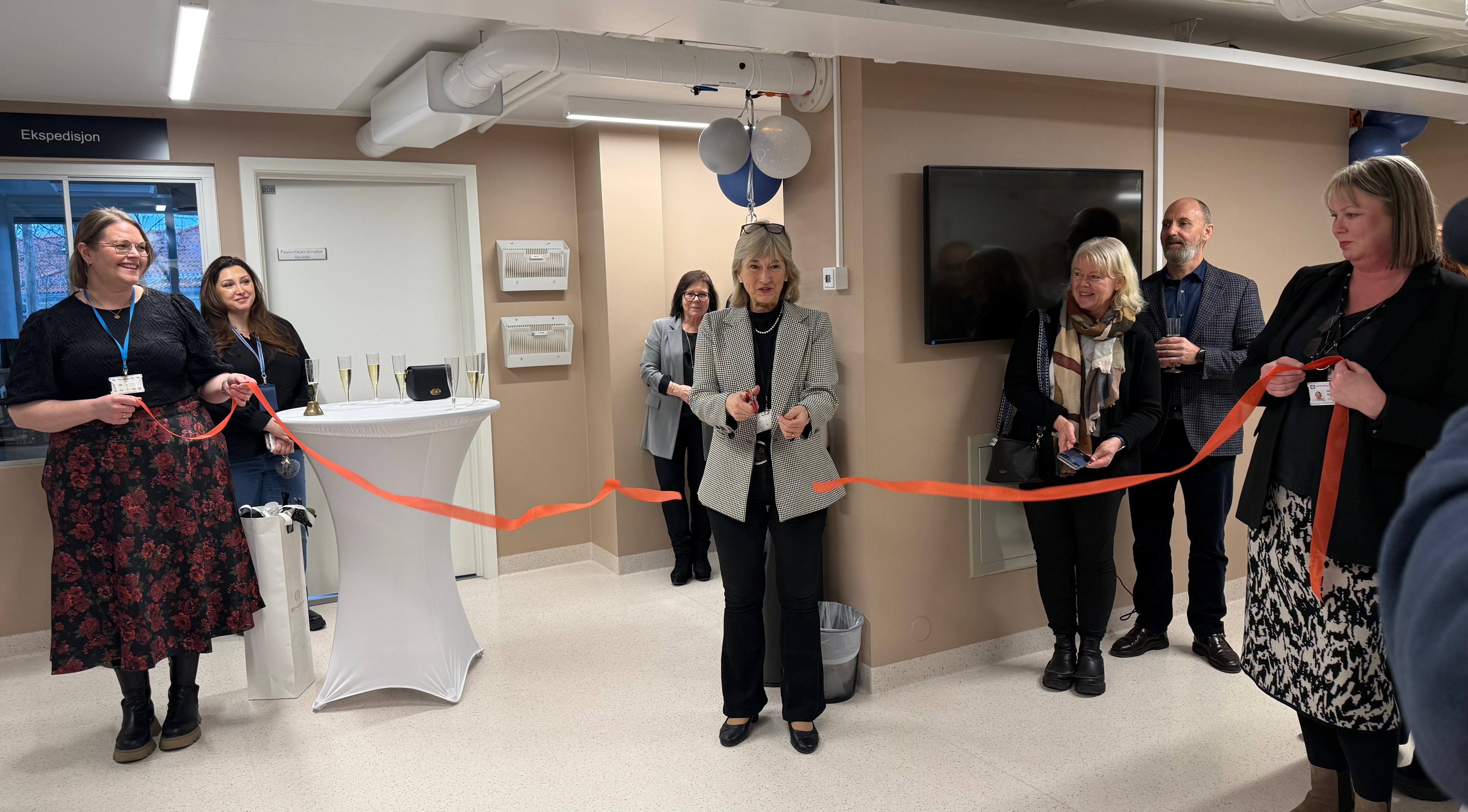 En gruppe mennesker som holder gjenstander