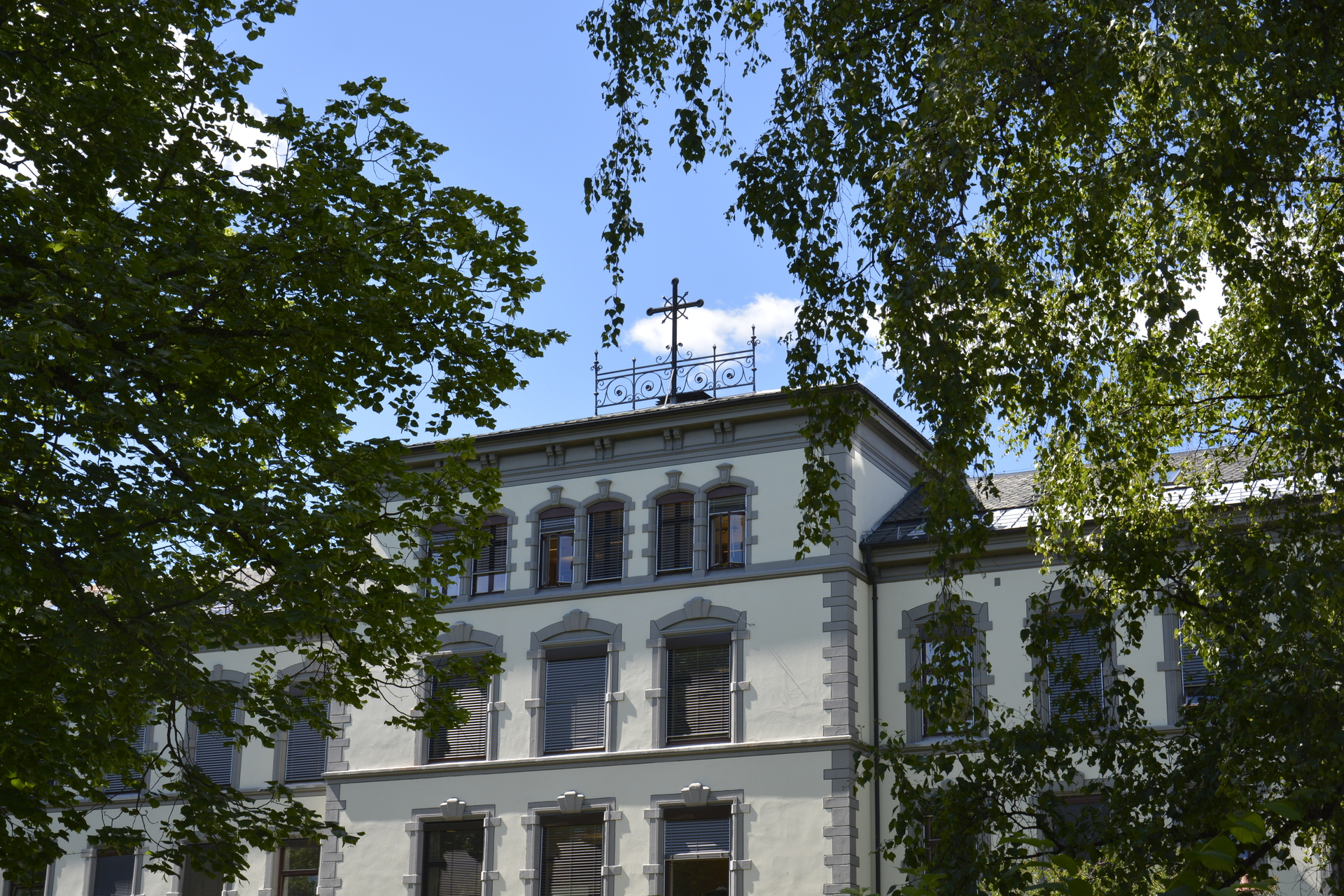 En bygning med trær foran