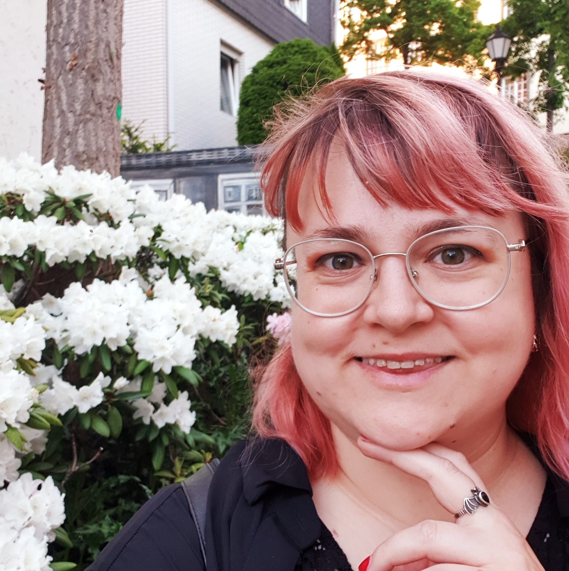 En kvinne med rødt hår og briller