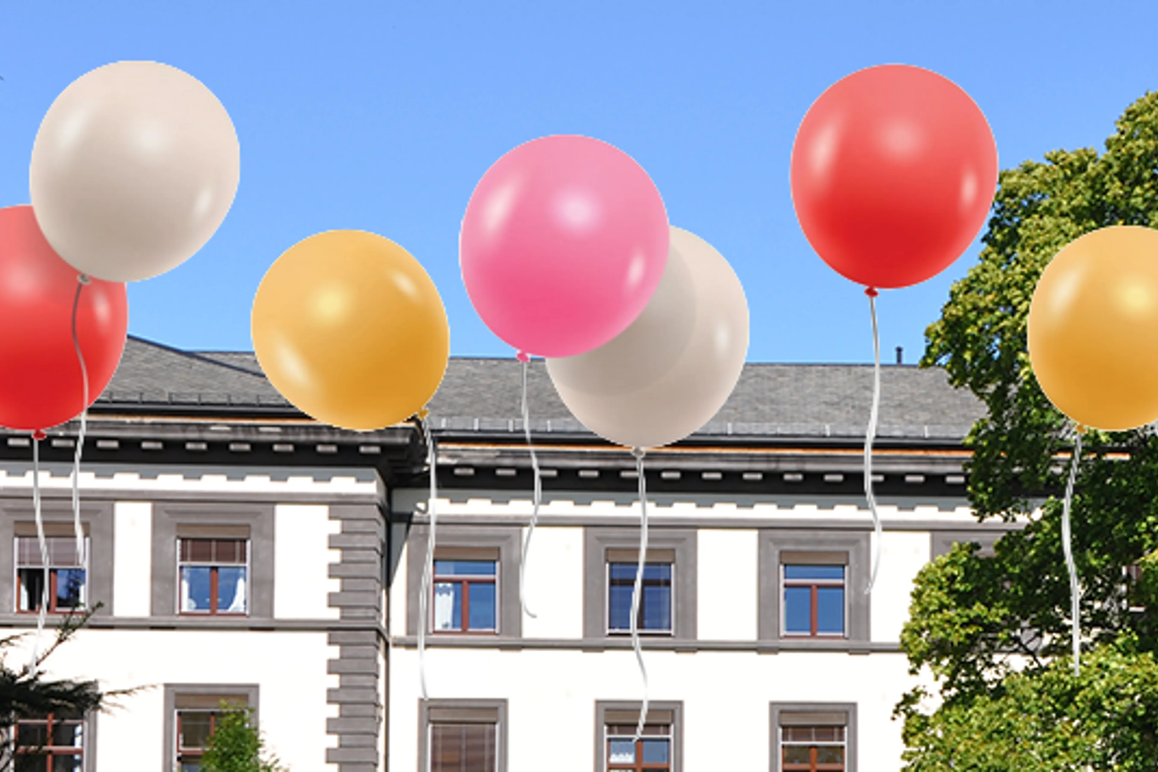 En gruppe ballonger foran en bygning