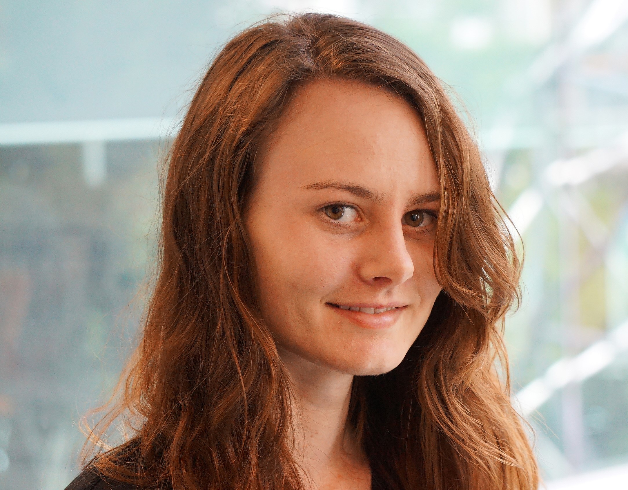 En kvinne med langt hår