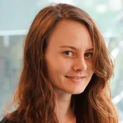 En kvinne med langt hår