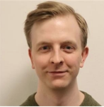 En kvinne som smiler til kameraet