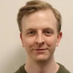 En kvinne som smiler til kameraet