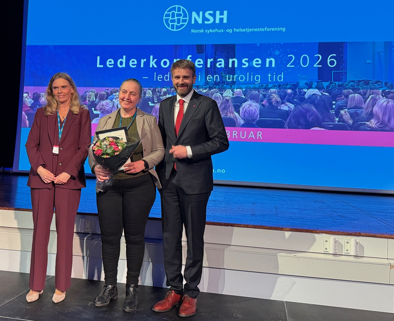 En gruppe mennesker som poserer for et bilde