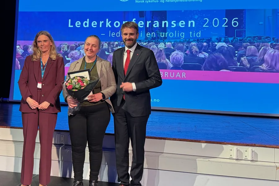 En gruppe mennesker som poserer for et bilde