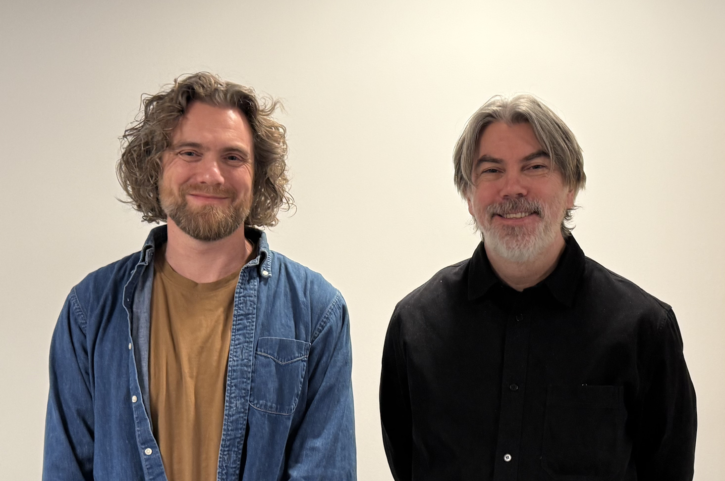 To menn som står sammen