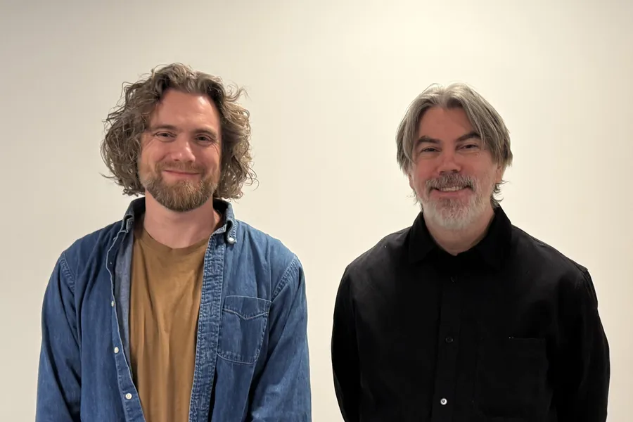 To menn som står sammen