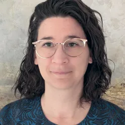 En person med briller som smiler