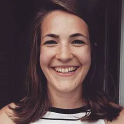 En kvinne som smiler til kameraet