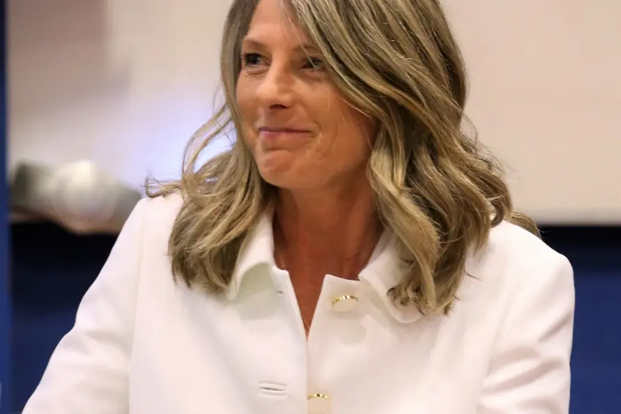 En kvinne i hvit frakk