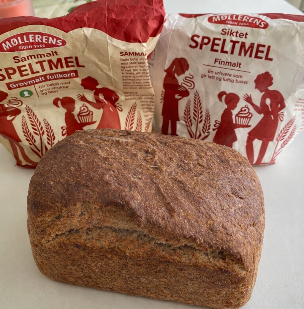 Et brød ved siden av noen poser mel