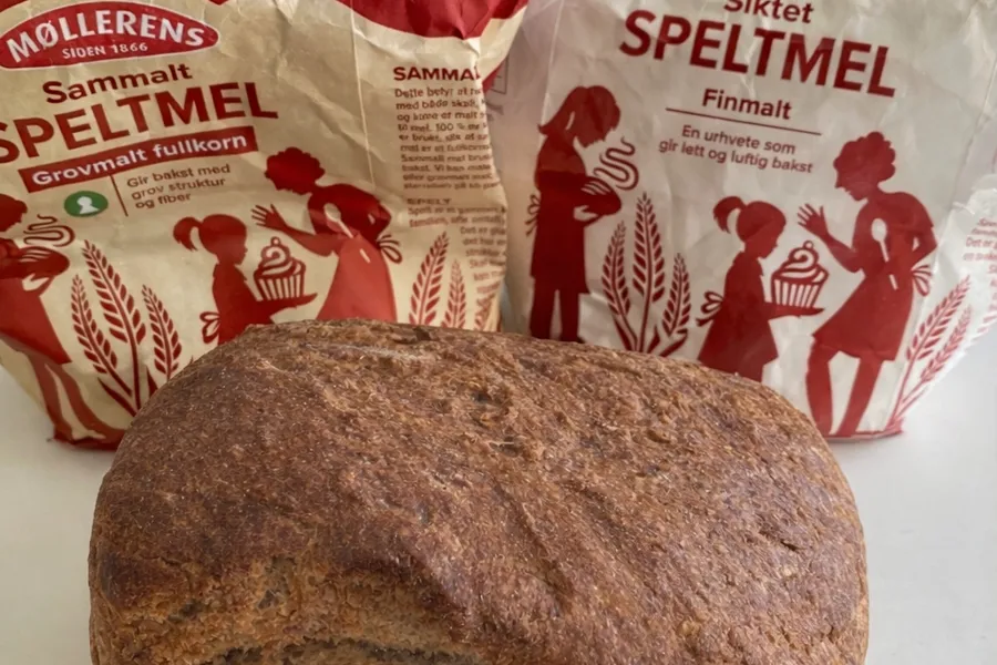 Et brød ved siden av noen poser mel