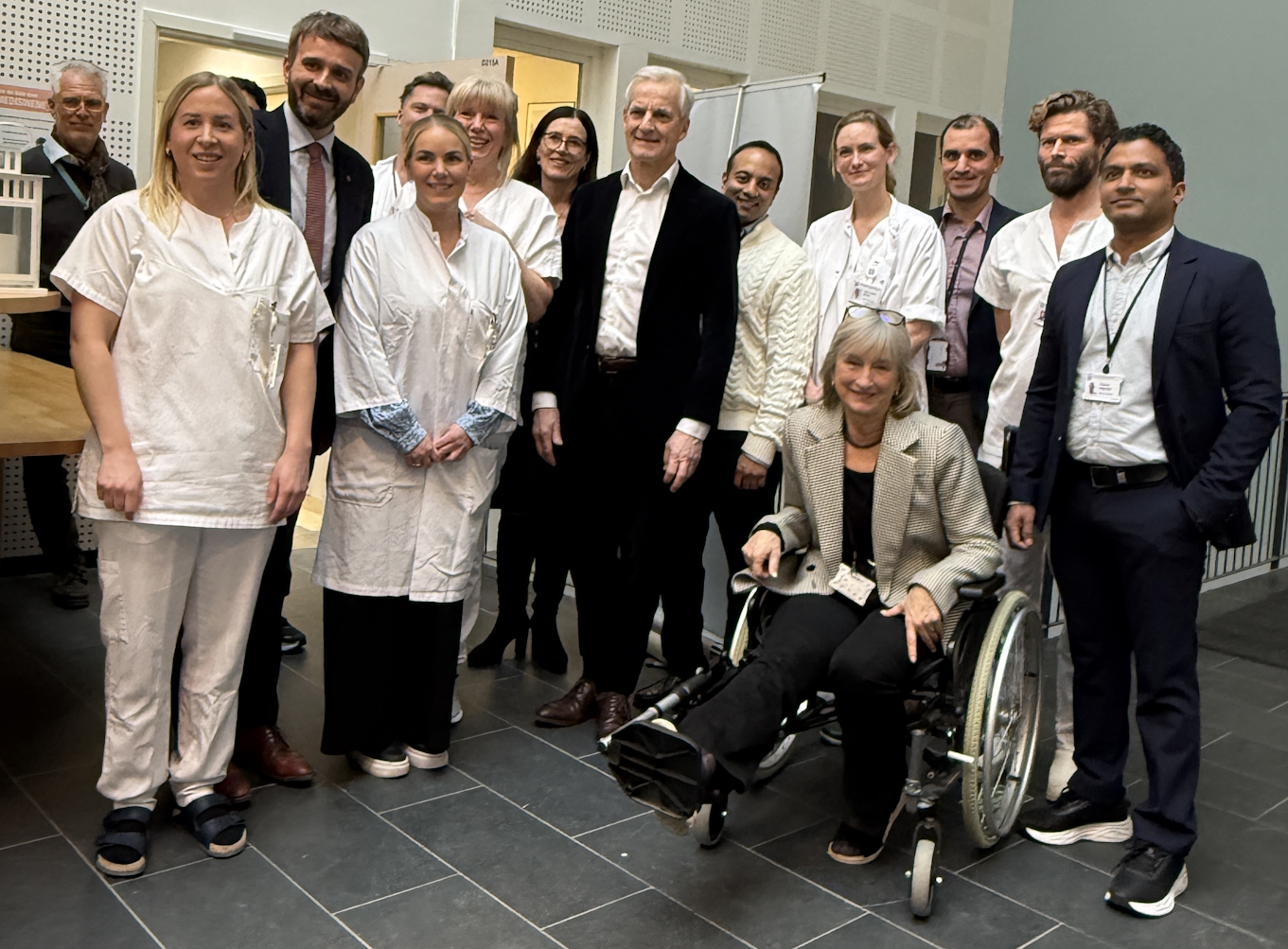 En gruppe mennesker som poserer for et bilde