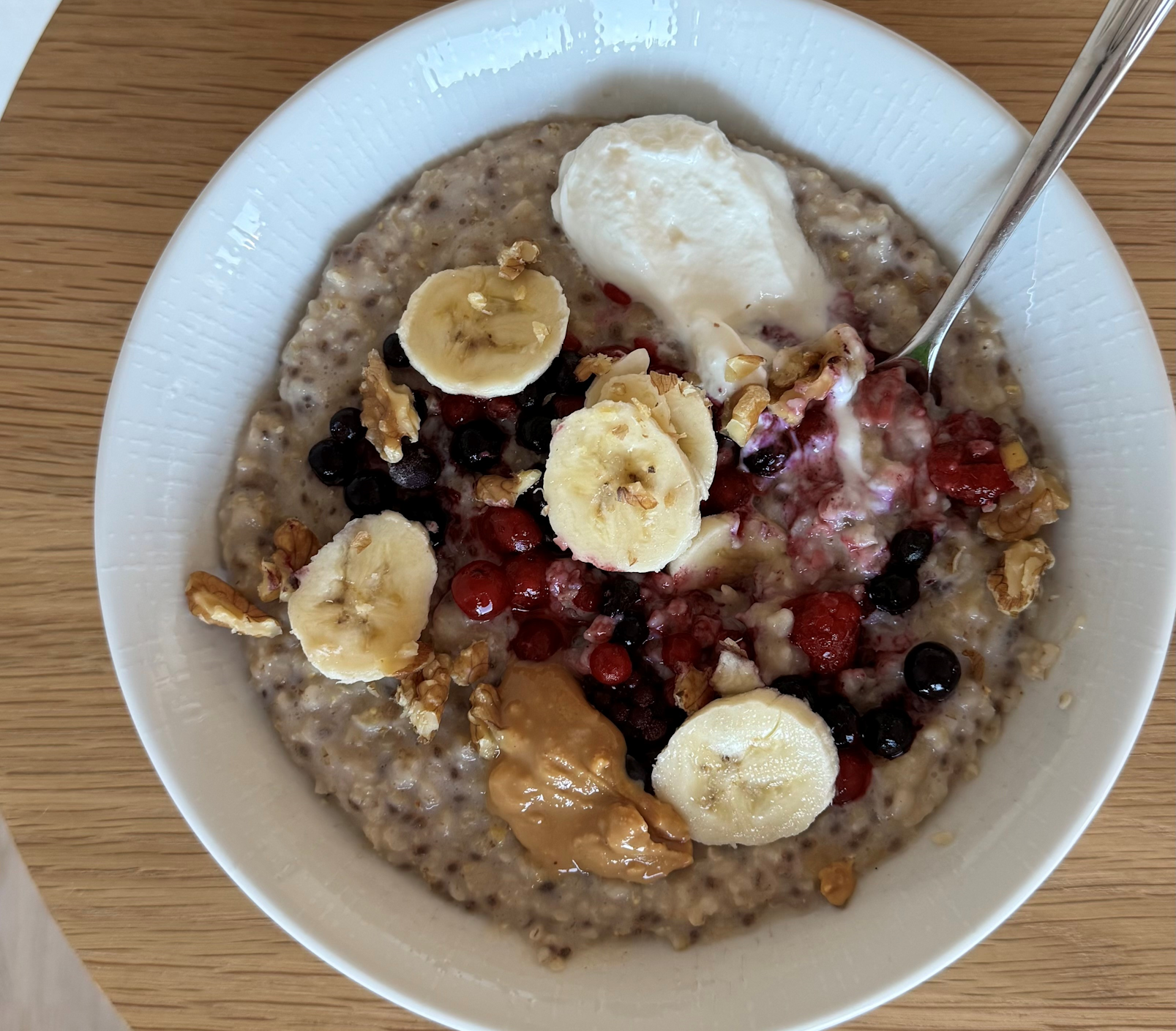 En bolle med frokostblanding med bananer og sjokolade