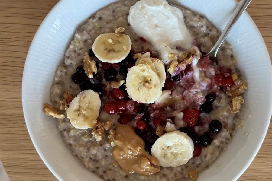 En bolle med frokostblanding med bananer og sjokolade
