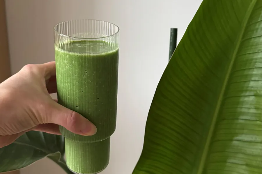 En hånd som holder et glass vann