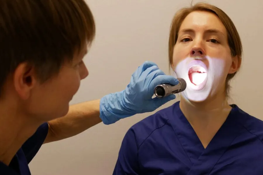 En lege som undersøker en pasient