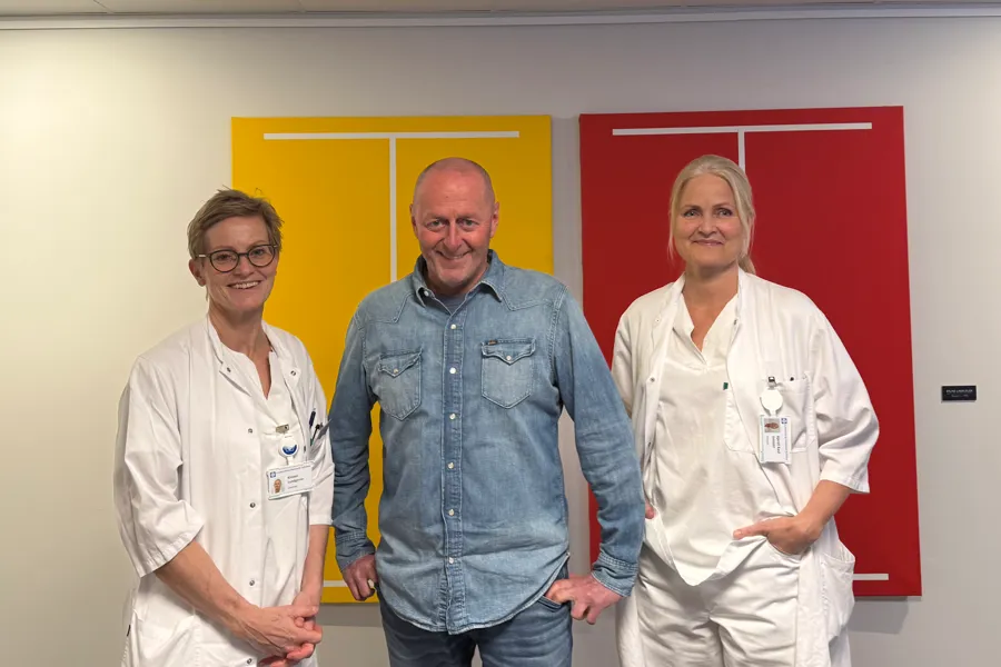 En gruppe mennesker som poserer for et bilde