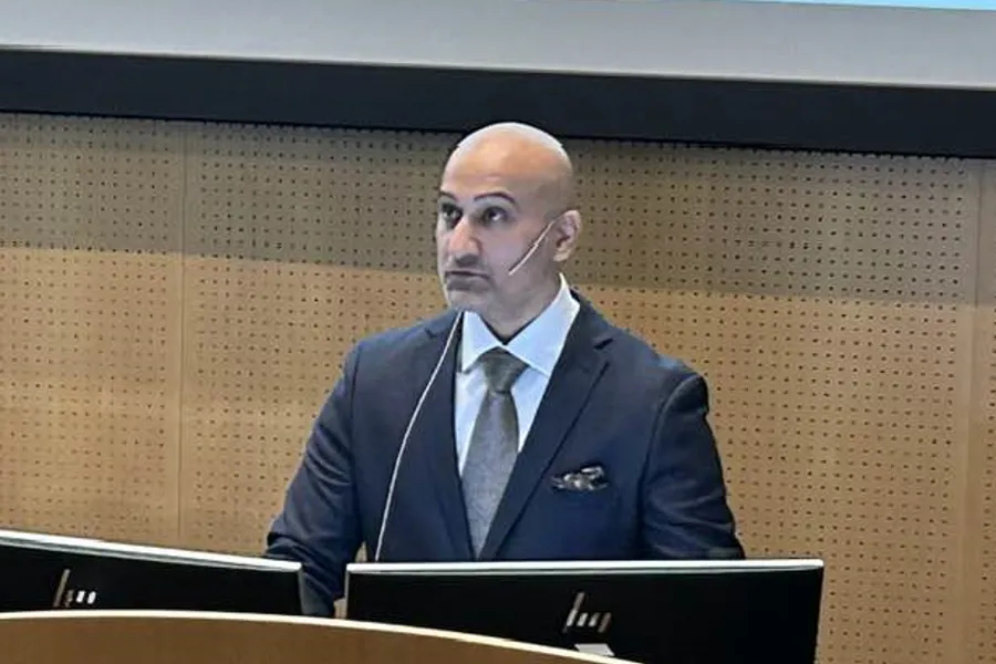 En mann i dress og slips