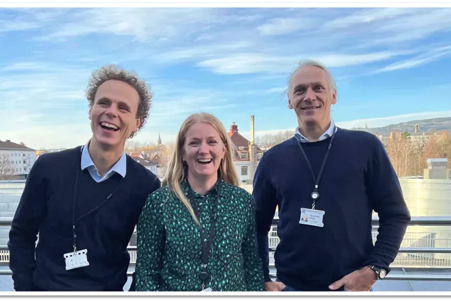 En gruppe mennesker som poserer for et bilde