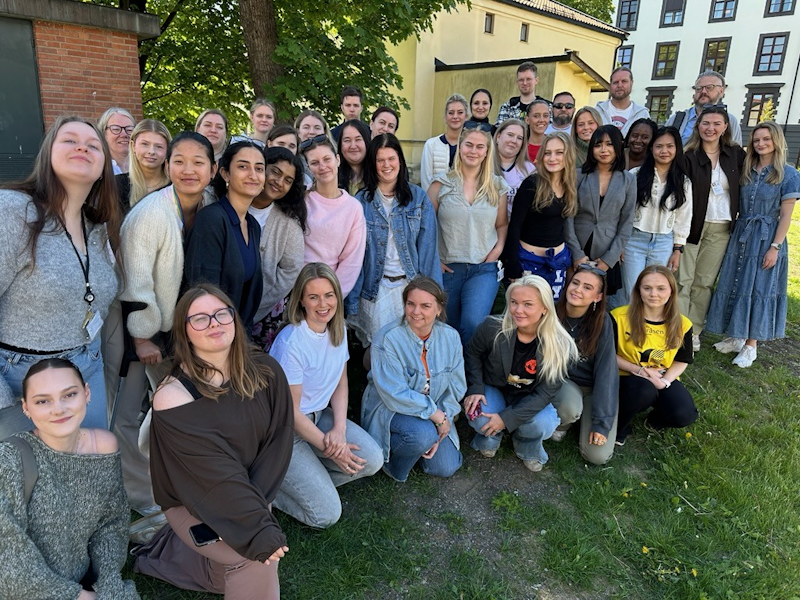 En gruppe mennesker som poserer for et bilde