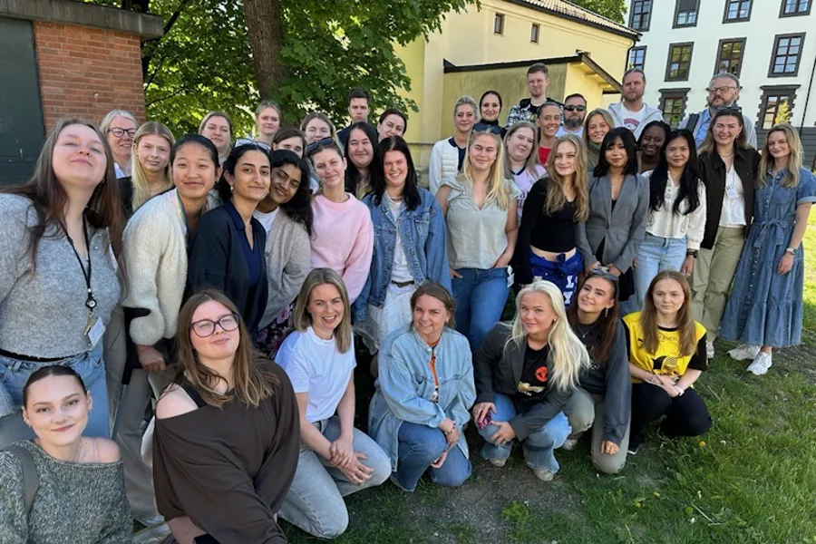 En gruppe mennesker som poserer for et bilde