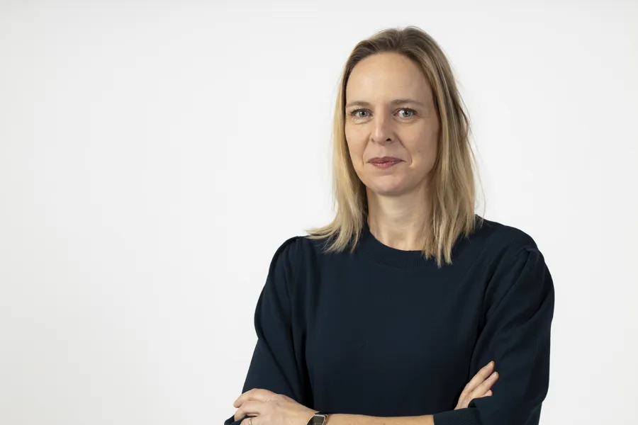 En person med armene krysset