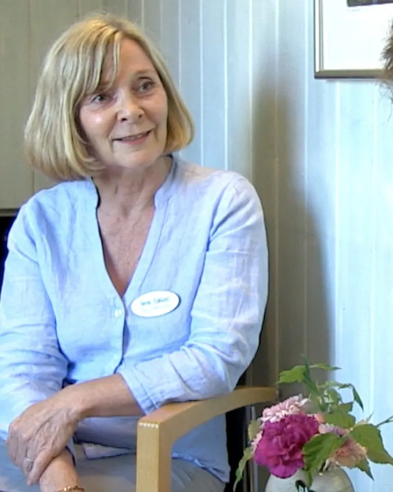 En kvinne som sitter ved siden av en kvinne