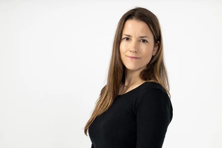 En kvinne med langt hår