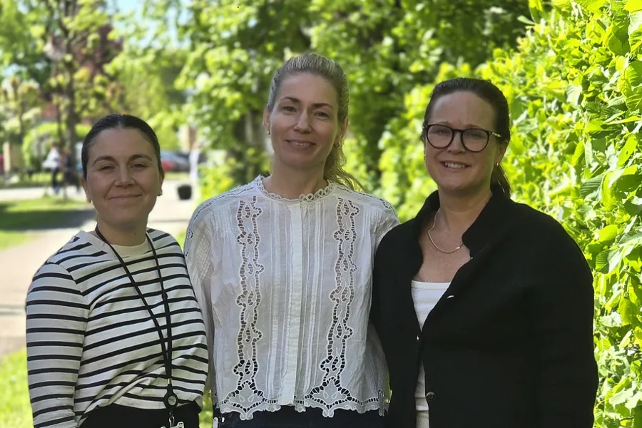 En gruppe mennesker som poserer for kameraet