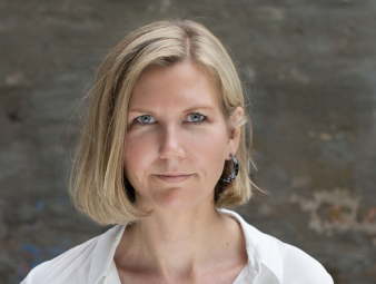 En kvinne med blondt hår
