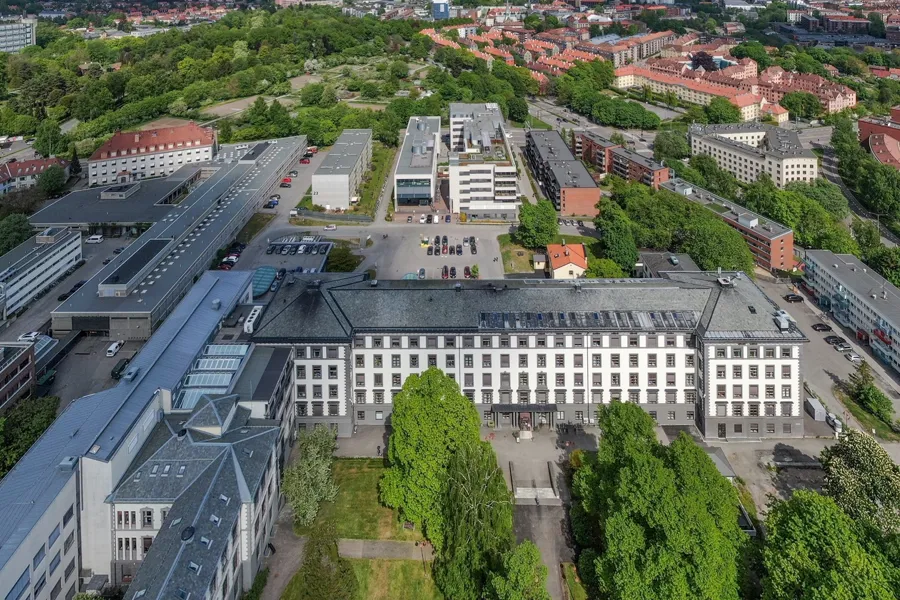 En stor bygning med parkeringsplass
