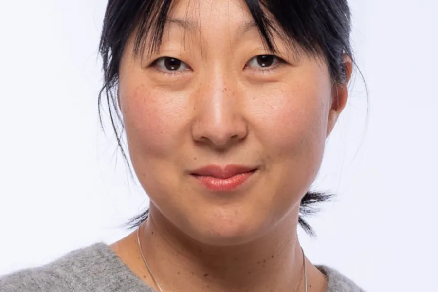 En kvinne med mørkt hår