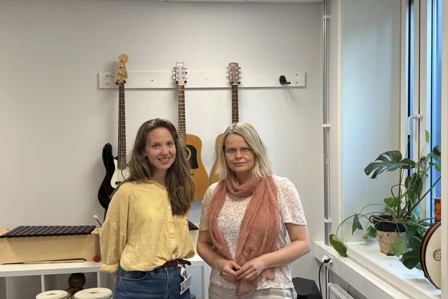 Et par kvinner som poserer for kameraet