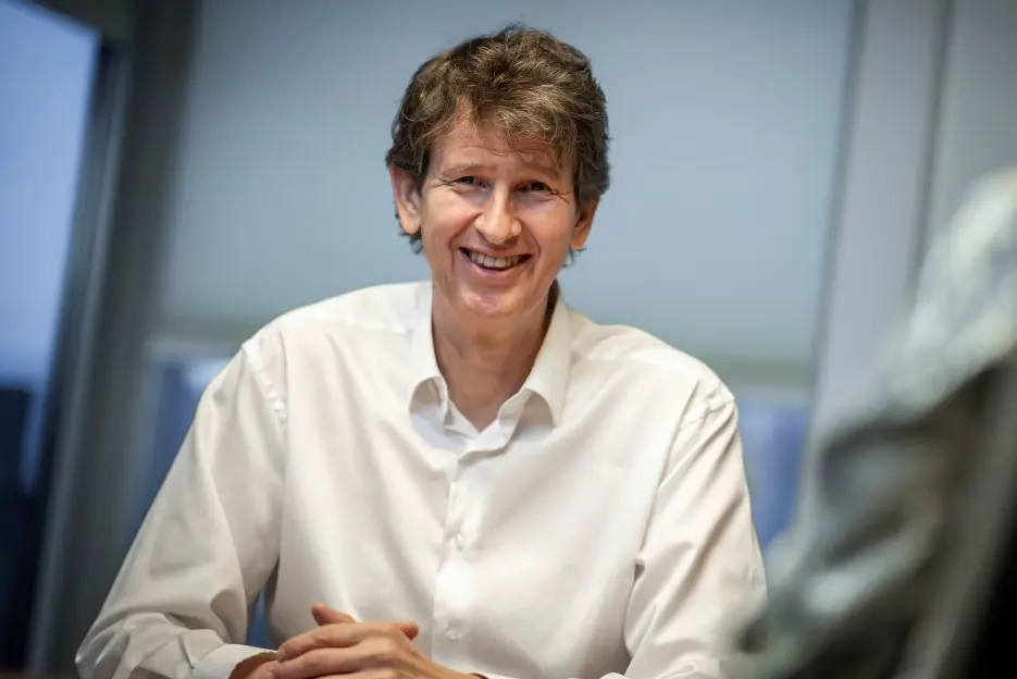 En mann som sitter ved et skrivebord