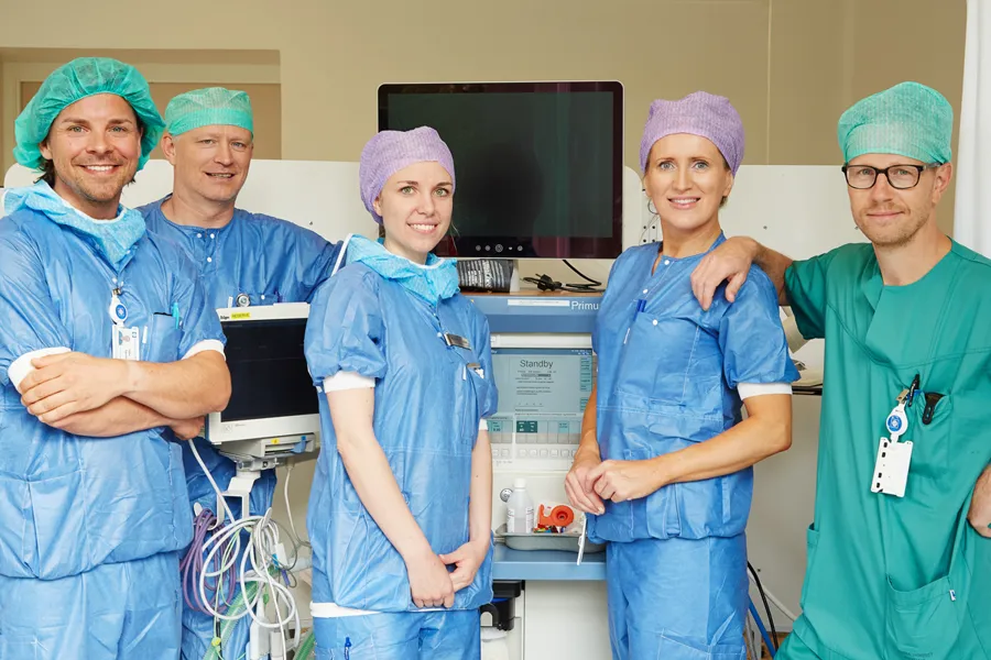 En gruppe mennesker som har på seg skrubber