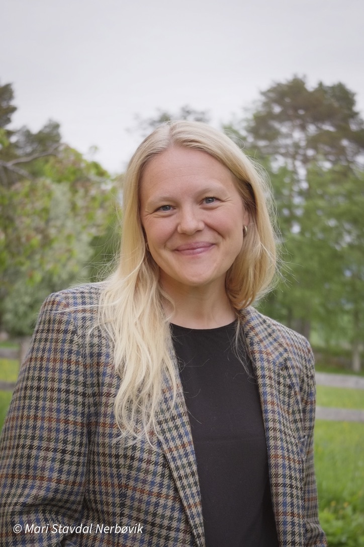 En kvinne med blondt hår