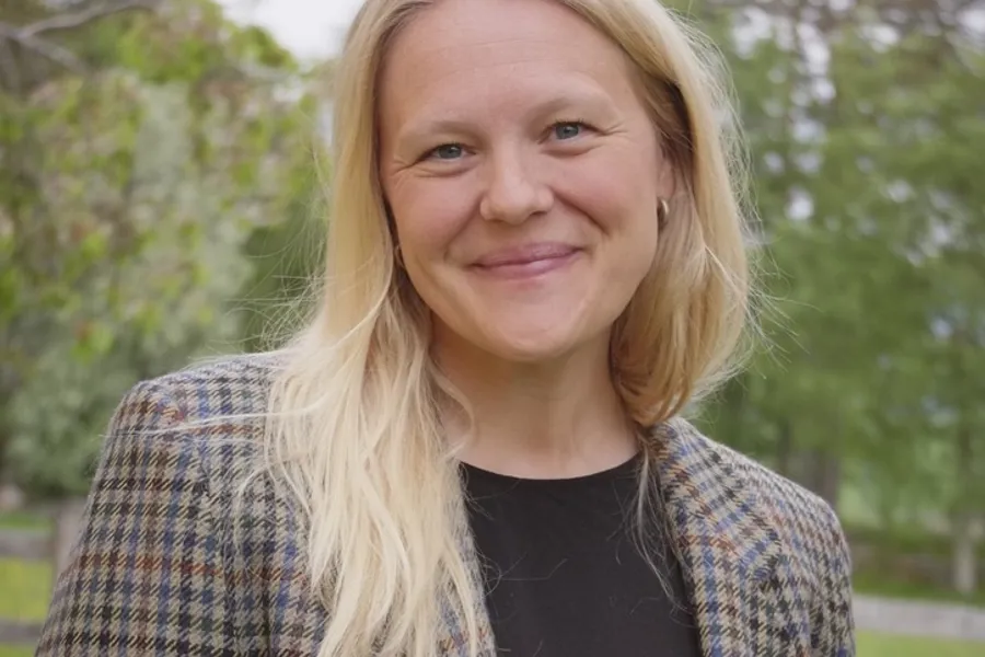 En kvinne med blondt hår