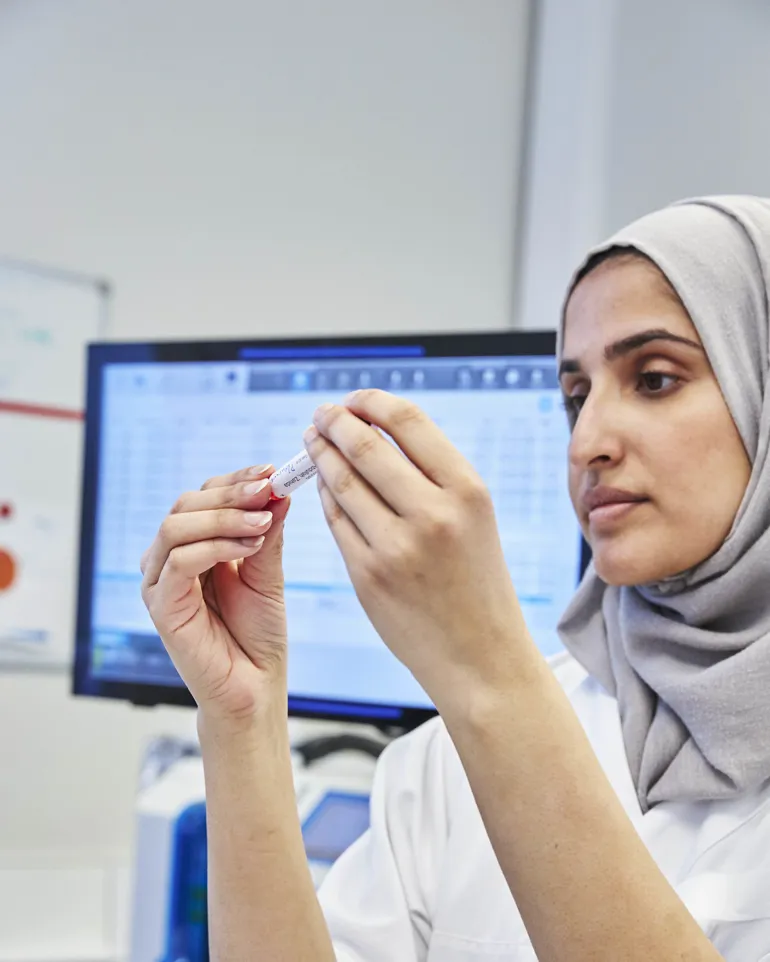 En person i en hvit kappe