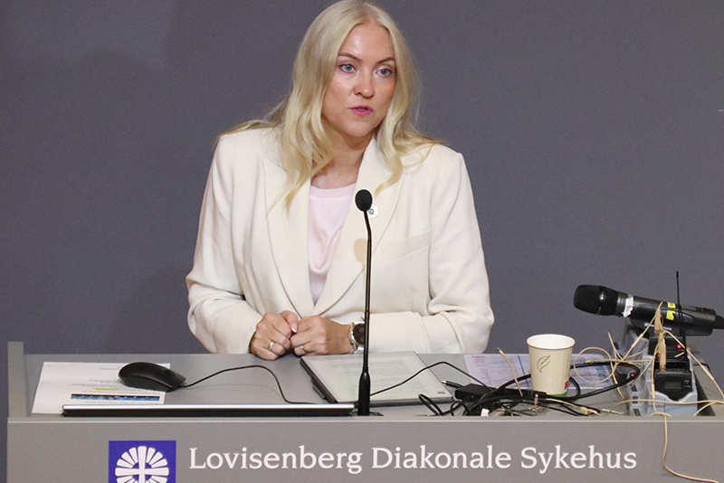 En kvinne som sitter ved et skrivebord