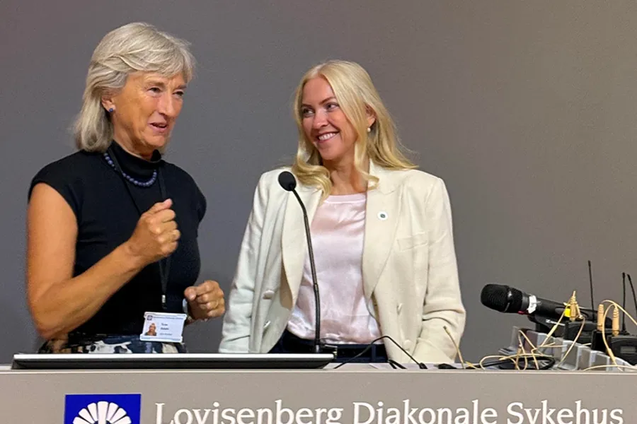 En kvinne og en mann som snakker