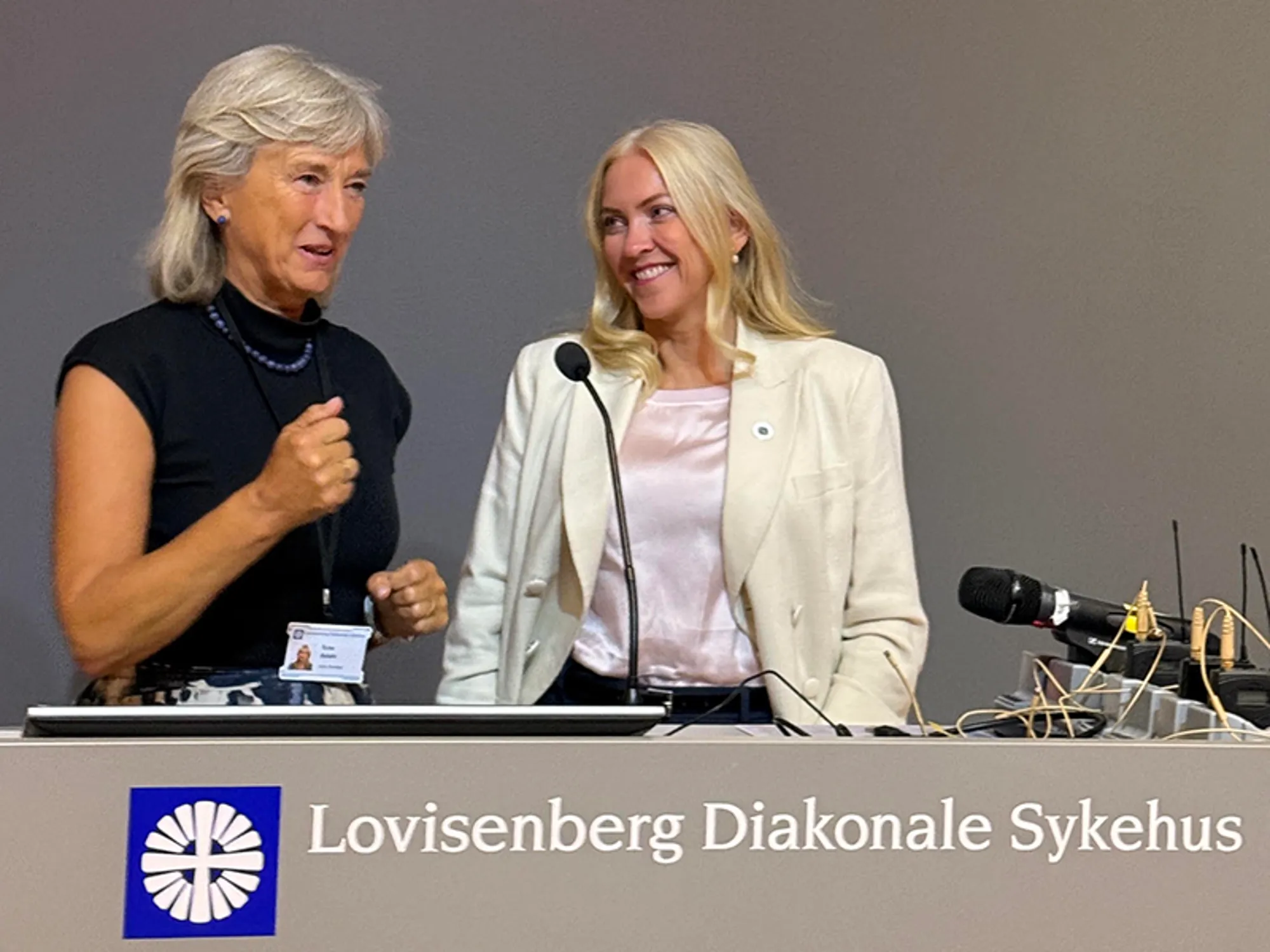 En kvinne og en mann som snakker