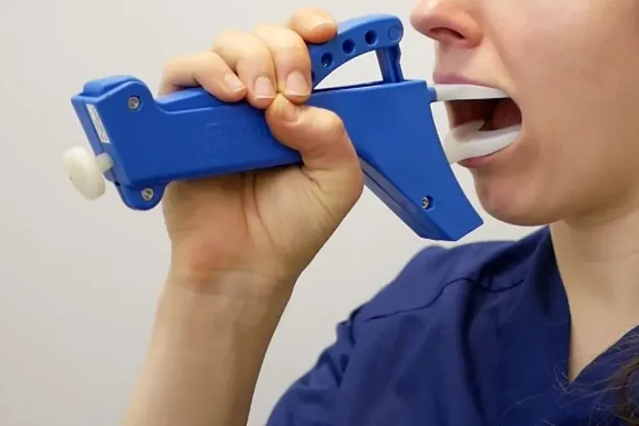 Et barn holder en blå fjernkontroll